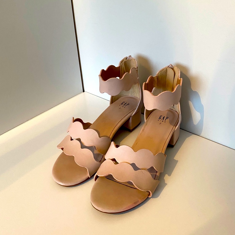 Gap Kids scalloped dress shoes dusty pink size 2
